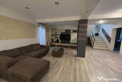 Casă cu 7 camere cu Teren 375 Mp în Central