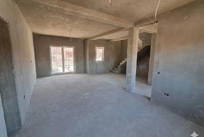 Casă cu 4 camere cu Teren 300 Mp în Moșnița Nouă - 1