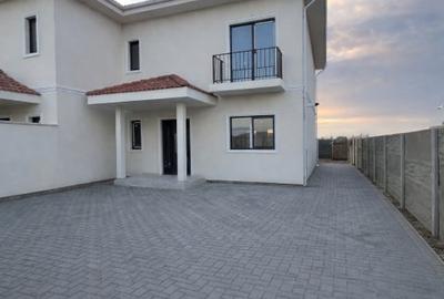 Duplex cu 4 camere cu Canalizare în Moșnița Nouă - 1