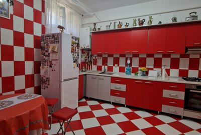 Apartament cu 4 camere - in vila -  decomandat -  Calea Călărașilor - Pta Stefan - 18