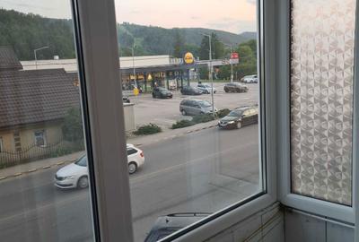 Apartament cu 3 camere semidecomandat în Central - 1