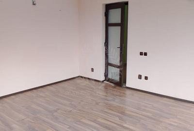 Casă cu 10 camere cu Teren 350 Mp în Central