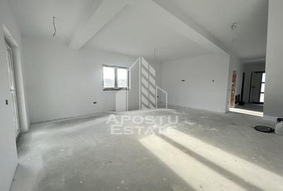 Duplex cu 4 camere, dressing si 3 bai. Toate utilitatile, la asfalt.