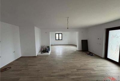 Vila deosebita Parter + Mansarda de vanzare in Odobesti - 1