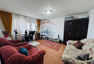 Apartament cu 3 camere decomandat, mobilat în Nufărul