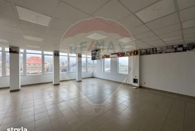 Spațiu comercial, de 250 mp, în Central - 3