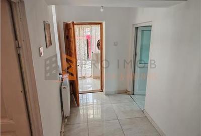 Casă individuală cu 6 camere cu Canalizare în 1 Decembrie - 12