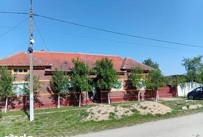 Casă cu 4 camere cu Teren 200 Mp în Cermei - 2