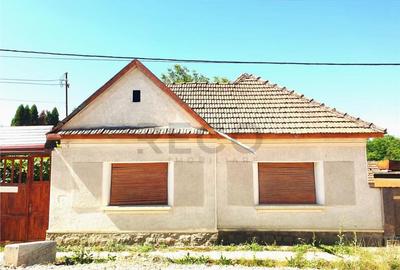 Casa cu 2 camere si teren mare in Ginta.