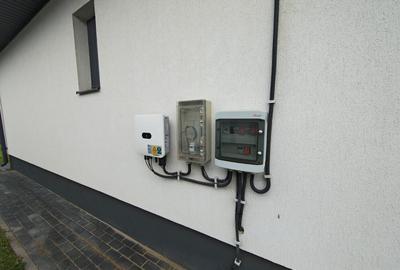 Casa individuala  -  3 camere    -  MOBILATA  - gaz, curent + panouri solare - 4