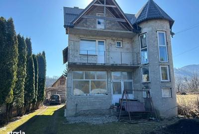 Casă cu 5 camere cu Teren 1000 Mp în Pângărați