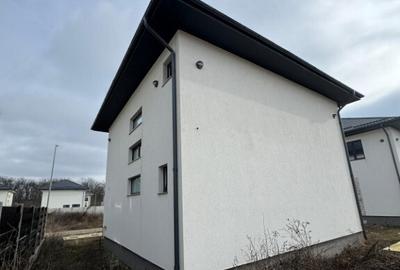 Casă cu 4 camere cu Teren 250 Mp în Est - 5