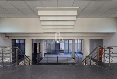 Spațiu comercial, de 1,432 mp, în Central - 18