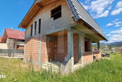 Casă cu 4 camere cu Canalizare în Cristian - 11