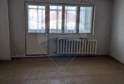 Apartament cu 3 camere decomandat în Periferie - 2
