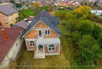 Casa la rosu cu teren generos, 500 mp, situata pe strada Ostasului - 15