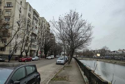 Garsonieră decomandată în Splaiul Unirii