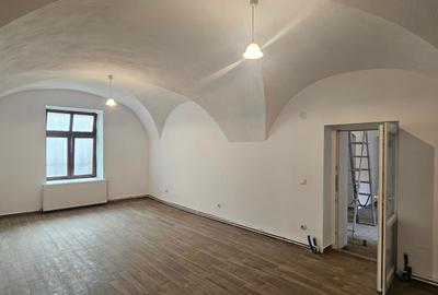 Inchiriez spatiu cu schimbarea de destinatie in alimentatie publica,Piata Mare - 1