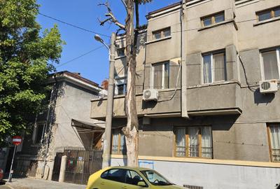 Casă individuală cu 7 camere în Moșilor