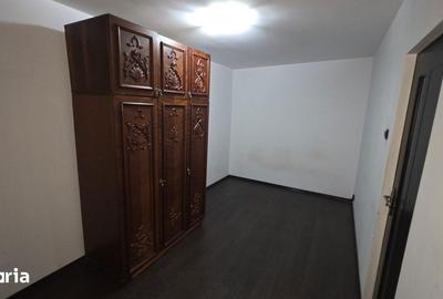 Apartament cu 2 camere semidecomandat în Km 4 - 10