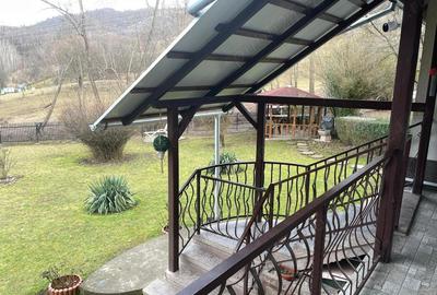 Casă cu 6 camere cu Teren 2000 Mp în Brad - 1