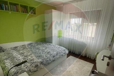 Apartament cu 3 camere semidecomandat, mobilat în Rovine