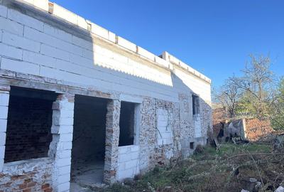 Casă cu 4 camere cu Canalizare în Central - 1