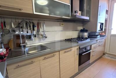 Apartament cu 3 camere decomandat, mobilat în 7 Noiembrie - 9