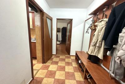 Apartament cu 3 camere semidecomandat în Berceni