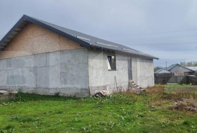 CASA LA ROSU CU TEREN - 24