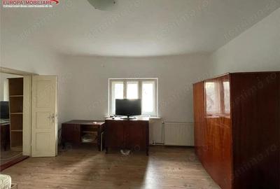 Casă cu 3 camere cu Canalizare în Central - 2