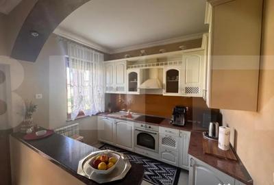 Casă cu 10 camere cu Teren 774 Mp în Central