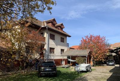 Casa familiala cu anexe
