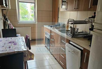 De vanzare apartament 4 camere/ zona Tractorul - 3