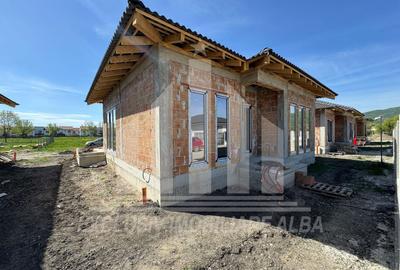 Casă individuală cu 4 camere cu Canalizare în Micești - 1