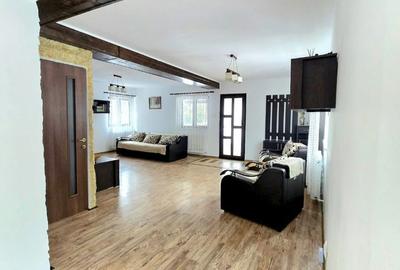 Casă cu 6 camere cu Teren 2700 Mp în Golești - 2