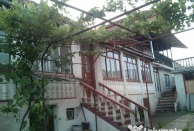 Casă cu 7 camere cu Teren 1500 Mp în Central - 1