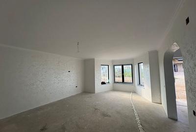 Casă cu 3 camere în Curtești - 2