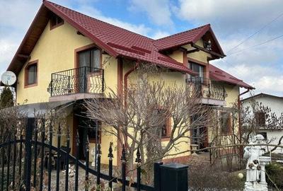 Casă cu 5 camere cu Teren 600 Mp în Central - 1