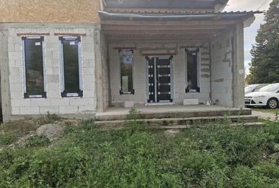 Casă cu 3 camere cu Teren 256 Mp în Central - 1