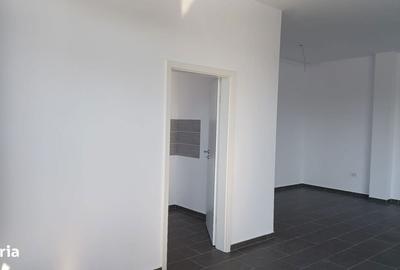 Spațiu comercial, de 77 mp, în Tractorul