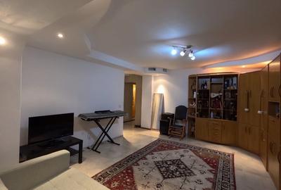 Apartament cu 3 camere decomandat în 1 Decembrie