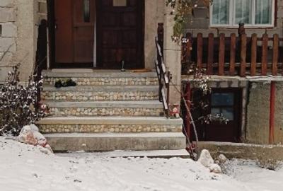 Casă individuală cu 3 camere cu Teren 2800 Mp în Boțești - 2