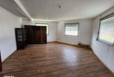 Casă cu 4 camere cu Teren 4395 Mp în Gârleni - 3