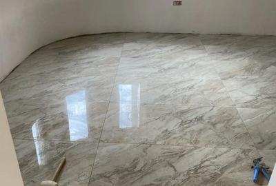 Casă cu 4 camere cu Teren 1000 Mp în Central - 2