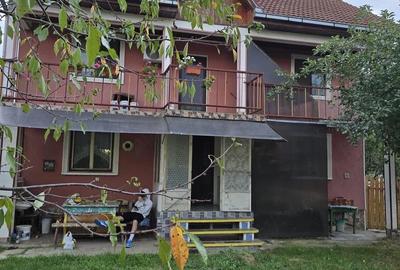 Casă cu Teren 1395 Mp în Central - 1