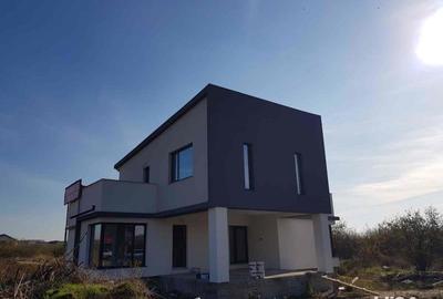 Casă cu 4 camere cu Teren 380 Mp în Central - 1