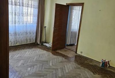 Apartament cu 3 camere semidecomandat în Km 4-5 - 2