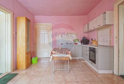 Casă de vânzare în centrul localității Prejmer, teren 5.417 mp! - 5