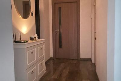 Apartament cu 3 camere decomandat în Micro 4 - 7